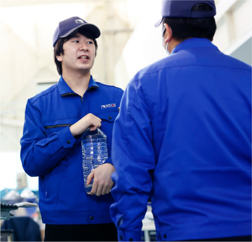 検査装置の設定や試運転などを担当。